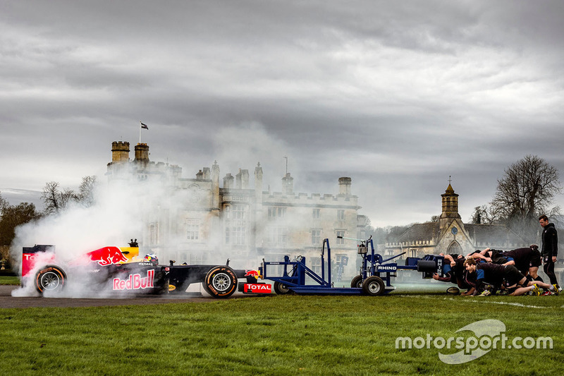 50: Даніель Ріккардо, Red Bull Racing у регбійній сутичці