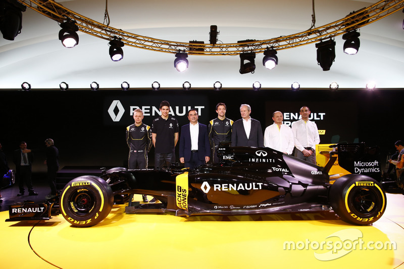 Carlos Ghosn, Jerome Stoll, Cyril Abiteboul, e Frederic Vasseur e os pilotos Jolyon Palmer, Kevin Magnussen e Esteban Ocon