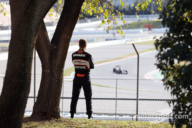 47: Березневі тести у Барселоні. Ніко Хюлькенберг, Sahara Force India F1 слідкує за подію