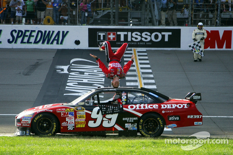 Sieger Carl Edwards feiert mit Backflip