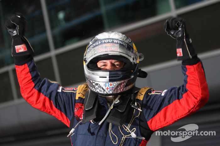 Sebastian Vettel (Toro Rosso): 21 años, 2 meses y 11 días
