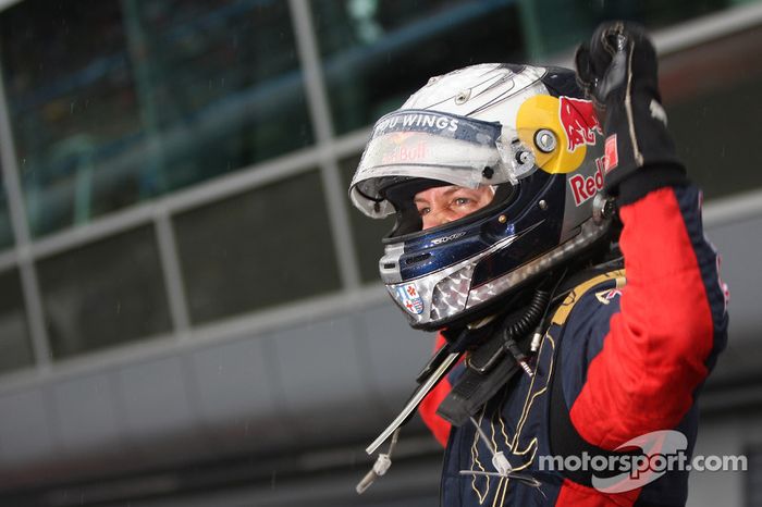 Ganador de la pole position Sebastian Vettel celebra