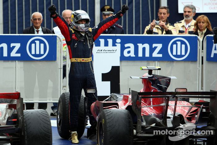 Ganador de la carrera Sebastian Vettel celebra