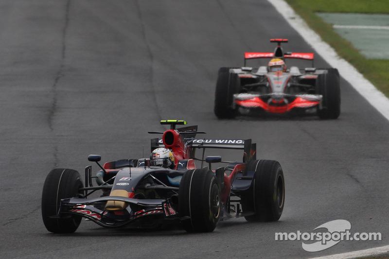 Sebastian Vettel, Scuderia Toro Rosso, STR03 führt vor Lewis Hamilton, McLaren Mercedes, MP4-23