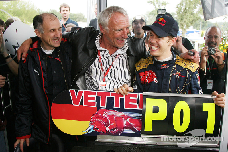 Vettel mit Teamchef Tost und Red-Bull-Chef Mateschitz