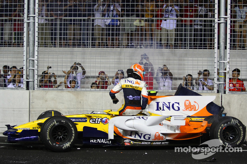 Crash: Nelson Piquet Jr., Renault F1 Team, R28