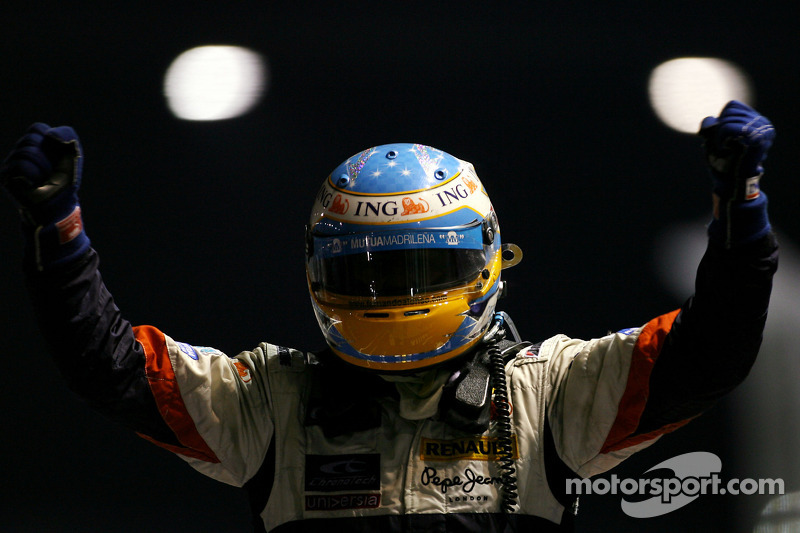 Ganador de la carrera Fernando Alonso celebra