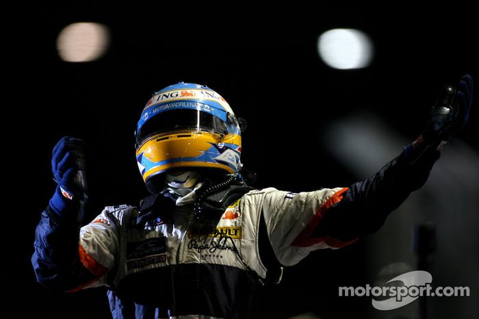 Ganador de la carrera Fernando Alonso celebra