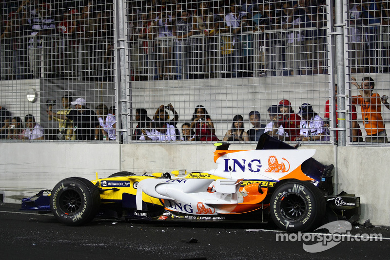 Crash: Nelson Piquet Jr., Renault F1 Team, R28