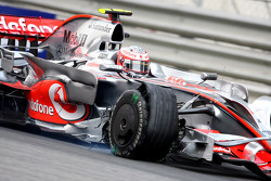 Heikki Kovalainen, McLaren Mercedes avec un pneu avant endommagé