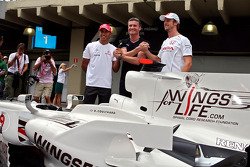 Ліврея Wings For Life на Red Bull Racing Девіда Култхарда: Льюіс Хемілтон, Девід Култхард і Дженсон