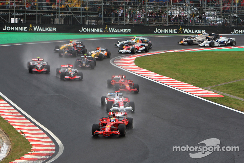 Start: Felipe Massa, Scuderia Ferrari leads the field