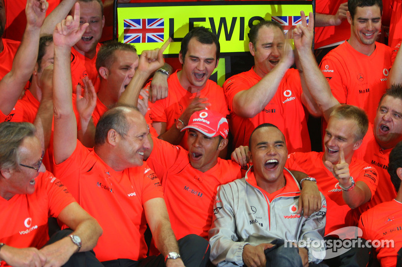 2008 World Champion Lewis Hamilton celebrates with Ron Dennis, Heikki Kovalainen and Mercedes team members