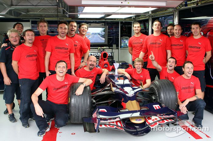 Sebastian Vettel con el equipo
