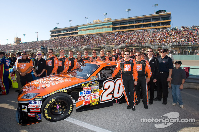 Tony Stewart mit Joe Gibbs Racing Teammitglieder im letzten Rennen mit dem Team