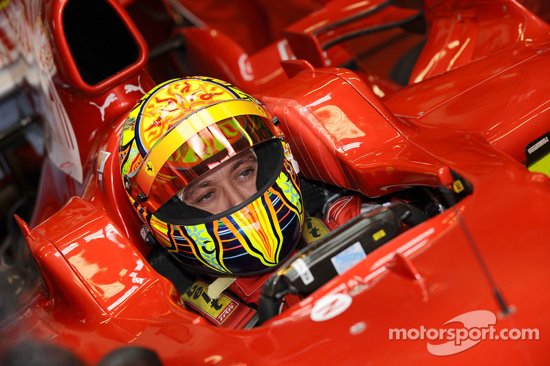 Valentino Rossi di balik kemudi Ferrari F2008