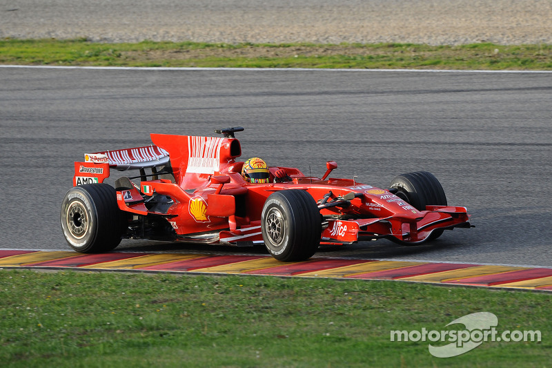 Valentino Rossi mengemudikan Ferrari F2008 di Mugello pada 2008