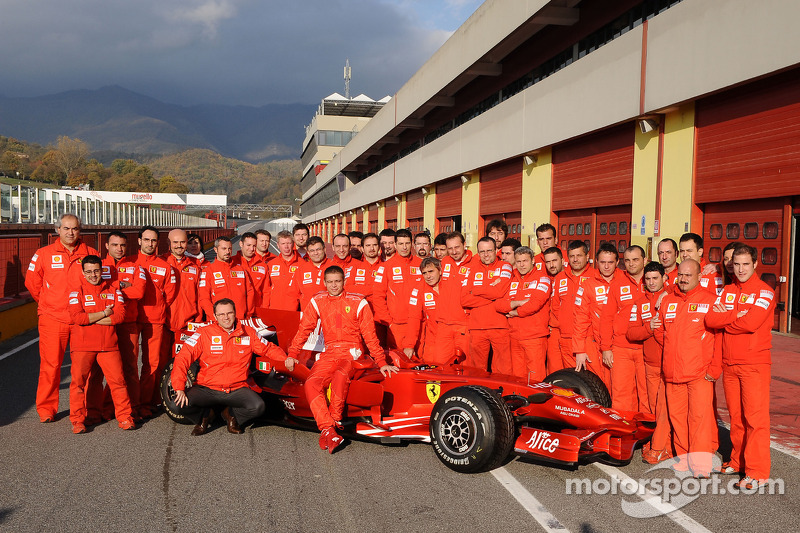 Valentino Rossi berpose dengan Ferrari F2008 dan anggota tim Ferrari 