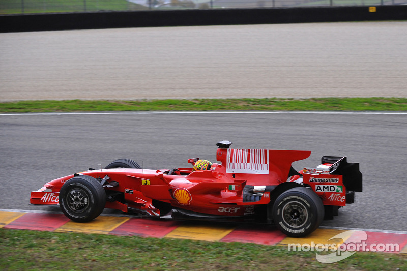 Valentino Rossi mengemudikan Ferrari F2008 di Mugello pada 2008