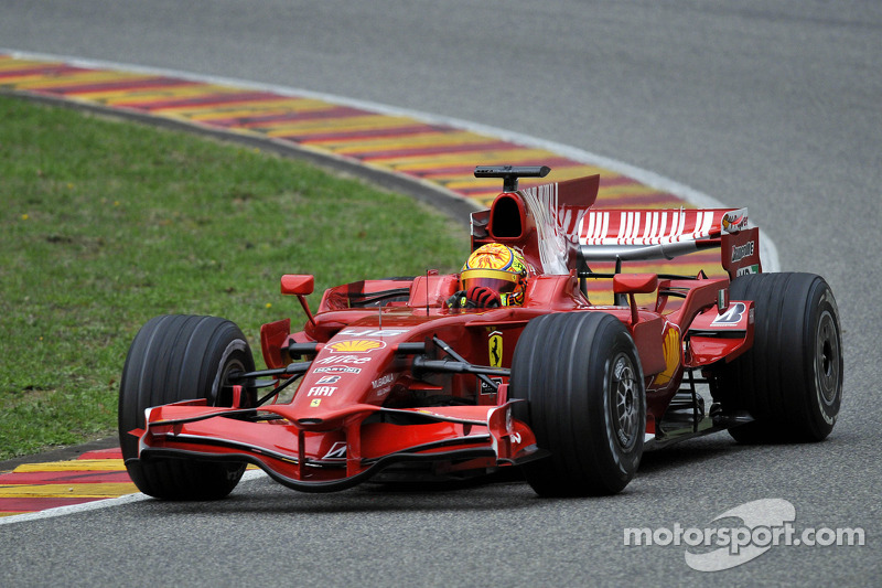 Valentino Rossi mengemudikan Ferrari F2008 di Mugello pada 2008