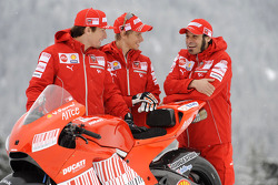 Нікі Хейден, Кейсі Стоунер та Вітторіано Гуарескі з новим Ducati Desmosedici GP9