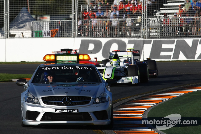 Le Safety car devance Jenson Button, Brawn GP, BGP001