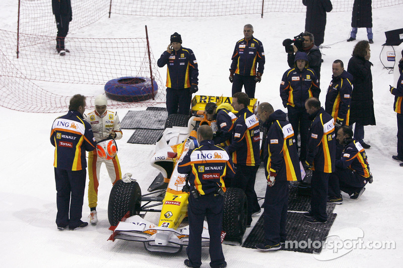 В 2009 році Renault провела Роуд-шоу в Дубаї