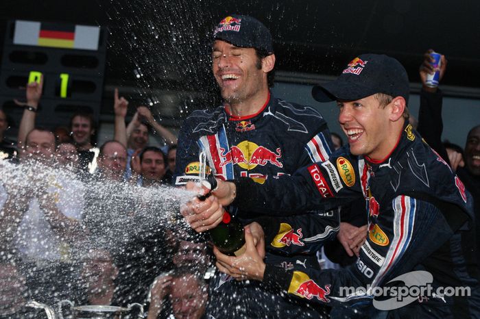 Vettel celebra con champagne, con la herida de su pulgar derecho ya cubierta