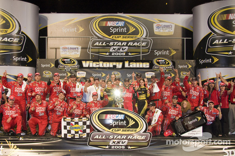 Victory Lane: Sieger Tony Stewart, Stewart-Haas Racing Chevrolet