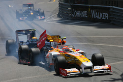 Sebastien Buemi, Scuderia Toro Rosso et Nelson A. Piquet, Renault F1 Team se crashent