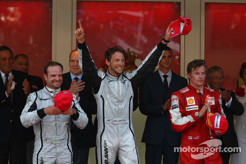 Podio: ganador de la carrera Jenson Button, Brawn GP, segundo lugar Rubens Barrichello, Brawn GP y t