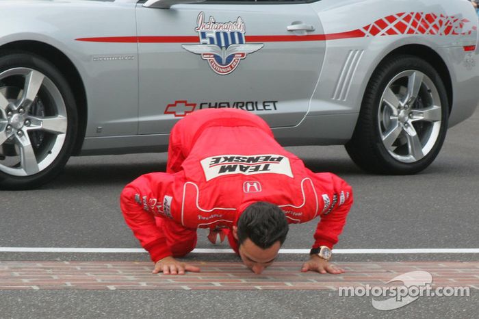 Ganador de la carrera Helio Castroneves besa la yarda de ladrillos