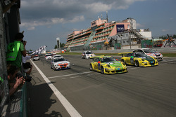 冠军:曼泰车队1号保时捷997 GT3 RSR:蒂莫·伯恩哈德、马克·里布、罗曼·杜马斯、马塞尔·蒂曼