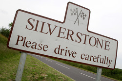 Le panneau du village de Silverstone