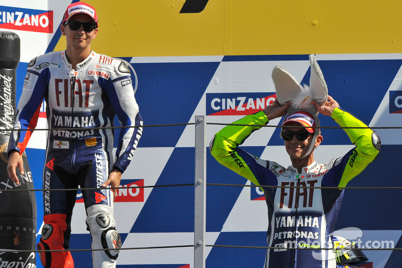 Podio: carrera de Valentino Rossi, ganador del Fiat Yamaha Team con su sombrero de burro y el segundo lugar Jorge Lorenzo, Fiat Yamaha Team