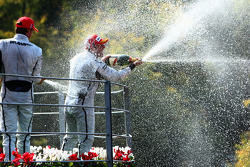 Pódio: vencedor Rubens Barrichello, BrawnGP, segundo Jenson Button, BrawnGP