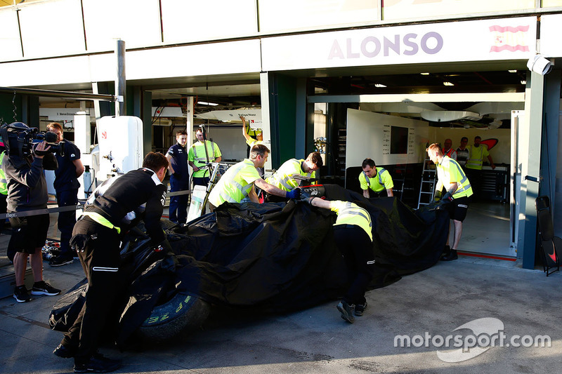 El McLaren MP4-31 of Fernando Alonso, McLaren es llevado en grúa a los pits