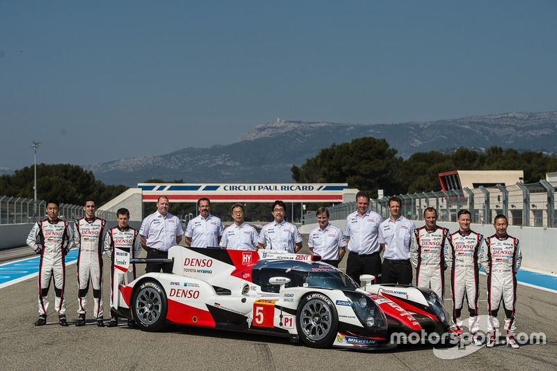 El Toyota TS050 Hybrid 2016 con Alexander Wurz, Anthony Davidson, Sébastien Buemi, Kazuki Nakajima, Stéphane Sarrazin, Mike Conway, Kamui Kobayashi