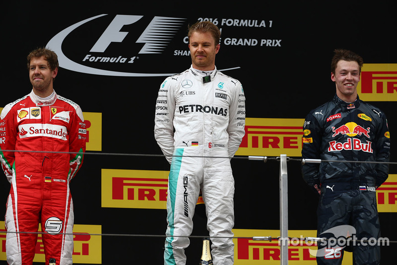 Podio: Nico Rosberg, Mercedes AMG F1 Team, ganador; el segundo lugar Sebastian Vettel, Ferrari, tercero Daniil Kvyat, Red Bull Racing