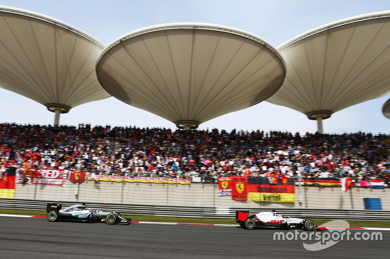 Romain Grosjean, Haas F1 Team VF-16 lidera a Lewis Hamilton, Mercedes AMG F1 Team W07