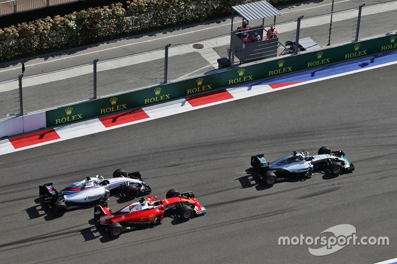 Kurve 1: Rosberg führt vor Räikkönen und Bottas