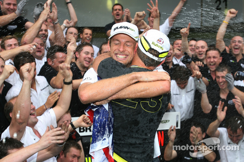 2009: Jenson Button abraça companheiro de Brawn GP Rubens Barrichello após o título