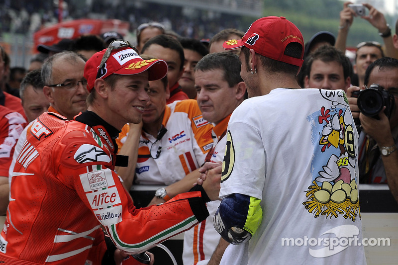 Ganador de la carrera Casey Stoner, Ducati Marlboro Team, y el tercer lugar y Campeón 2009 de MotoGP Valentino Rossi, Fiat Yamaha Team