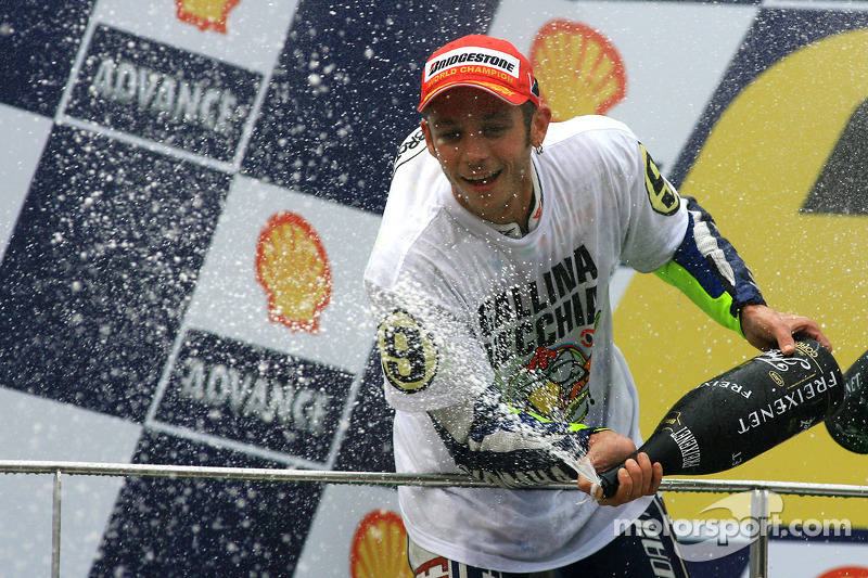 Podium: 2009 MotoGP-kampioen Valentino Rossi, Fiat Yamaha Team viert zijn titel met champagne