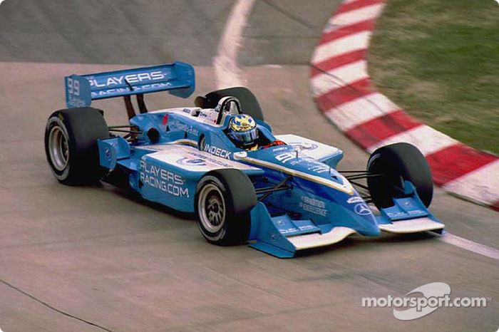 Jacques Villeneuve levou a equipe Forsythe à glória com o título da Indy em 1995, eternizando o carro azul claro com a marca de cigarros Players que teve Greg Moore (foto) e Alex Tagliani entre outros.