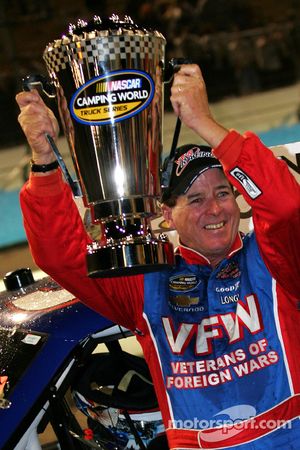 Le champion NASCAR Camping World Truck Series 2009 Ron Hornaday