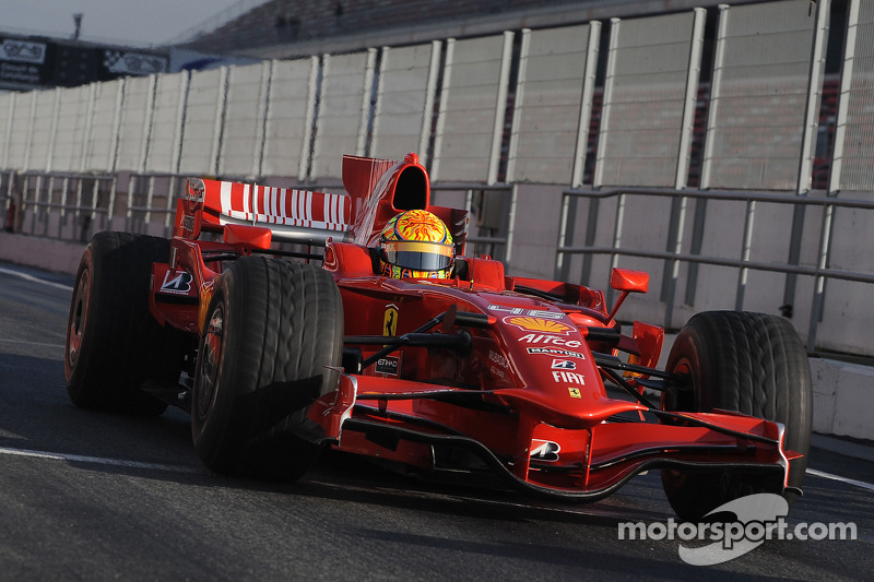 Valentino Rossi prueba el Ferrari F2008 en Barcelona