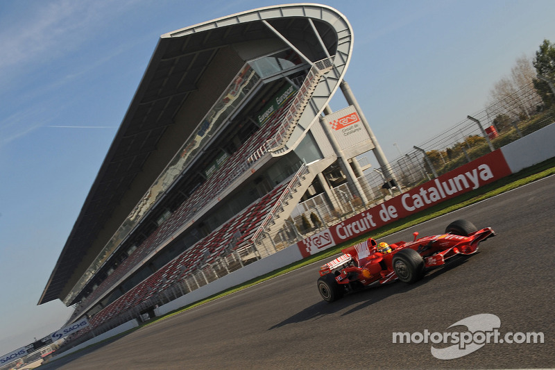 Barcelona 2010: Valentino Rossi met de Ferrari F2008