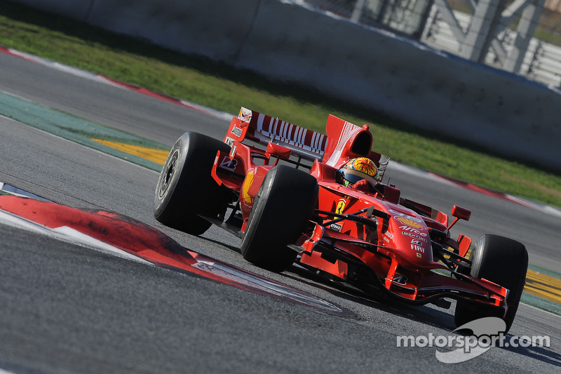 Valentino Rossi mengemudikan Ferrari F2008 di Catalunya pada 2010