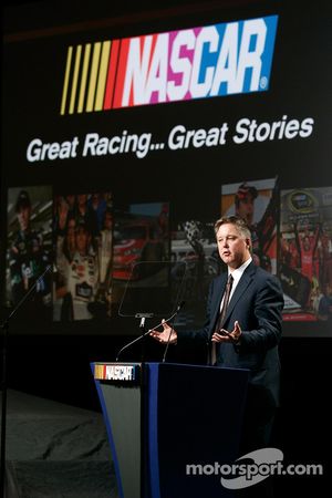 El presidente y CEO de NASCAR, Brian France se dirige a la prensa durante el NASCAR Sprint Media Tou